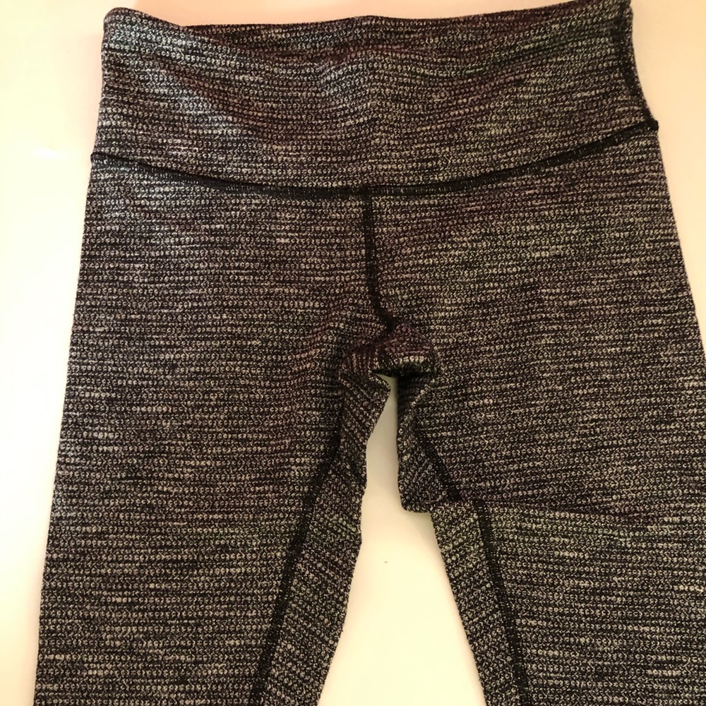 Lulumon heathered Gray leggings.